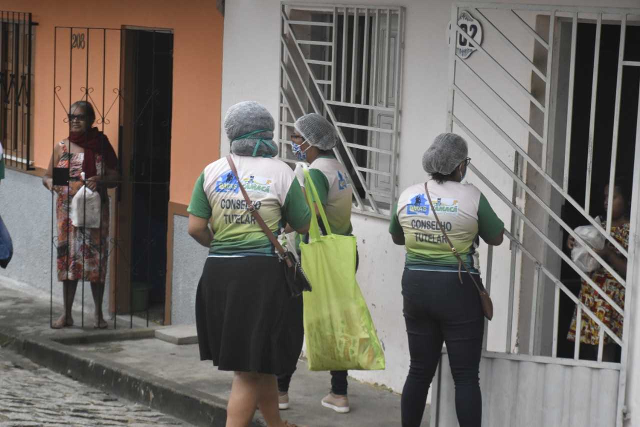 Camacã: Prefeitura distribui pão, leite e máscaras para famílias em São João do Panelinha